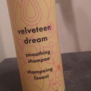 Amika Smoothing Shampoo Velveteen Dreams Perfect for Fall 24 comes with free 🎁